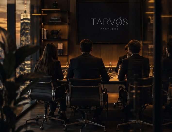 Equipe da Tarvos Partners reunida em sala de reuniões com vista para a cidade