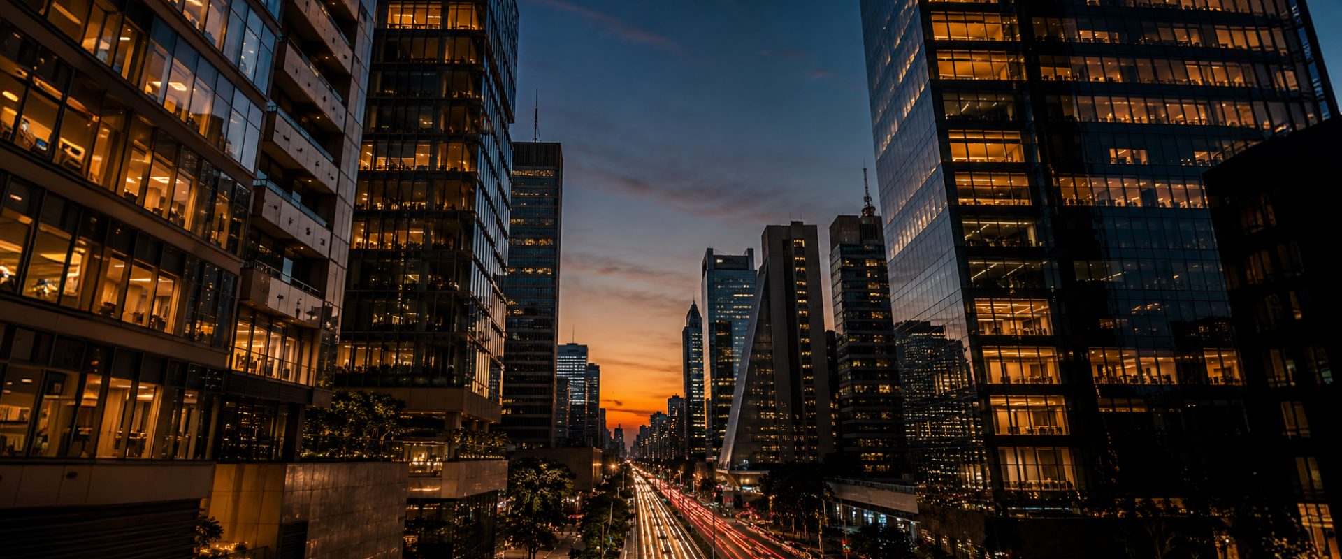 Vista noturna de prédios corporativos na região da Faria Lima, São Paulo